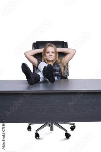 Mädchen träumt am Schreibtisch