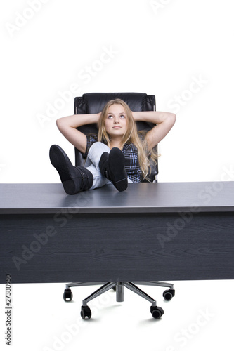 Mädchen träumt am Schreibtisch