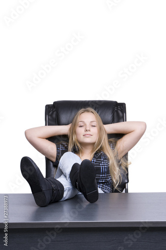 Mädchen träumt am Schreibtisch