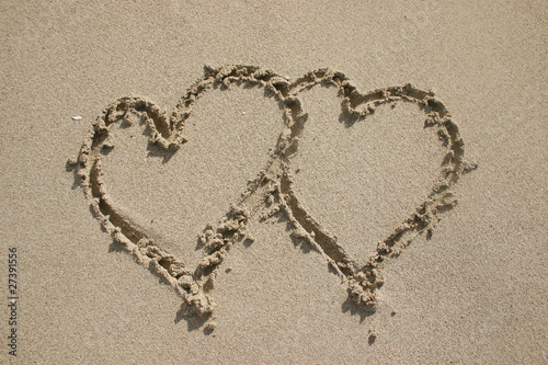 zwei herzen am strand