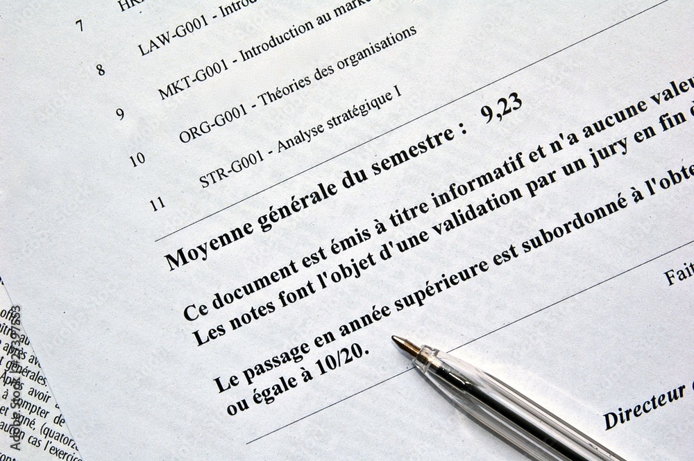 Moyenne générale sur un bulletin de notes et échec Photos | Adobe Stock