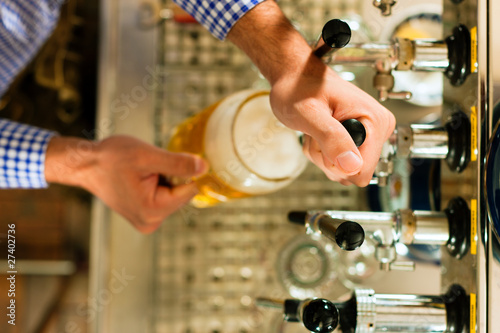 Foto Mann zapft Bier