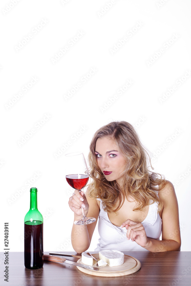 Fashion Model Gesicht mit Wein und Käse Porträt Fashion Model Gesicht mit Wein und Käse Porträt