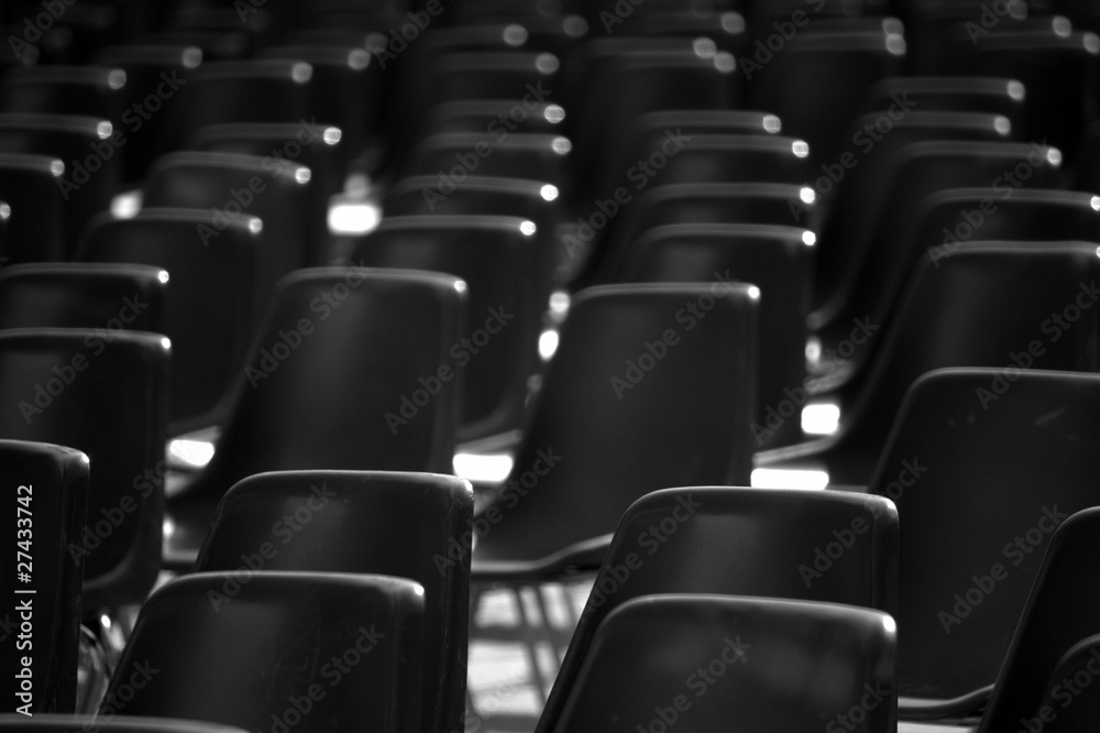Naklejka premium file di sedie in una platea