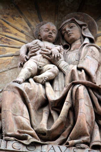 statua di Madonna con bambino in braccio