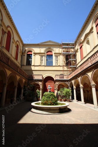 cortile di museo civico archeologico  a Bologna © Lifeinapixel