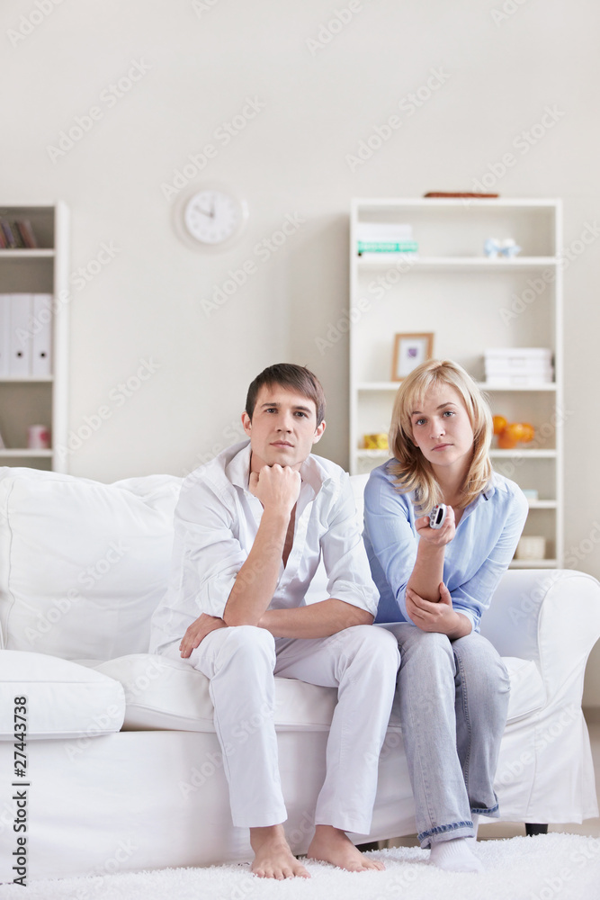 Obraz premium Young couple watching TV