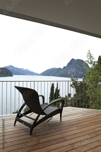 sedia su balcone con vista lago