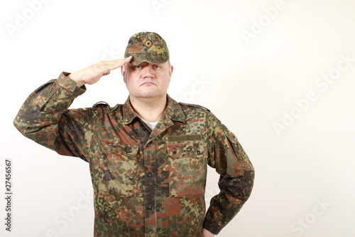 Deutscher Soldat grüßt