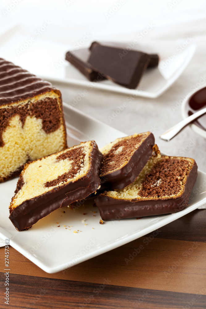 marmorkuchen auf der Kaffetafel marmorkuchen auf der Kaffetafel
