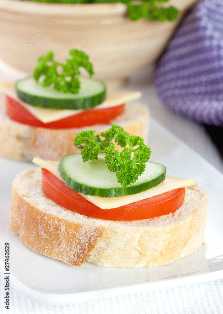 Baguette mit Tomate und Käse Baguette mit Tomate und Käse