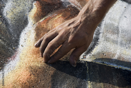 pavement-artist-hand