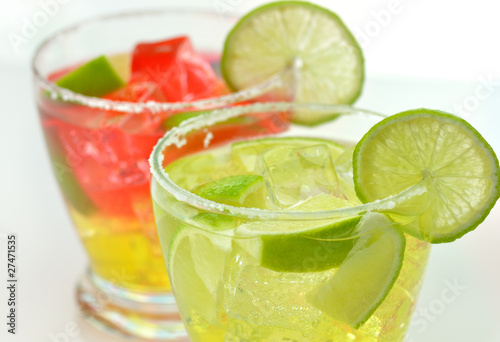 cocktails with lime and ice close up