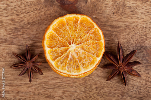 Scheiben von getrockneter Orange und Sternanis