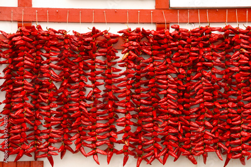 Pimientos rojos colgados de la fachada de una casa de la localidad vasco francesa de Espelette