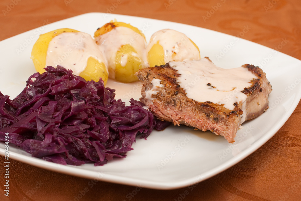 Rindersteak mit Pellkartoffeln und frischem Rotkraut Rindersteak mit Pellkartoffeln und frischem Rotkraut