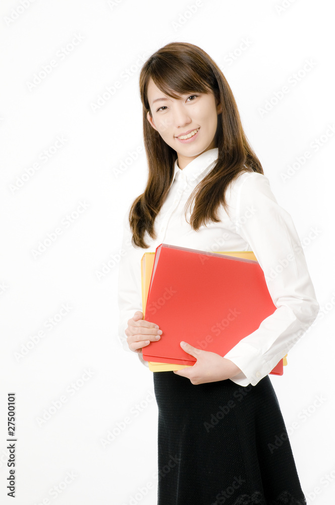 書類を持つ女性社員 書類を持つ女性社員