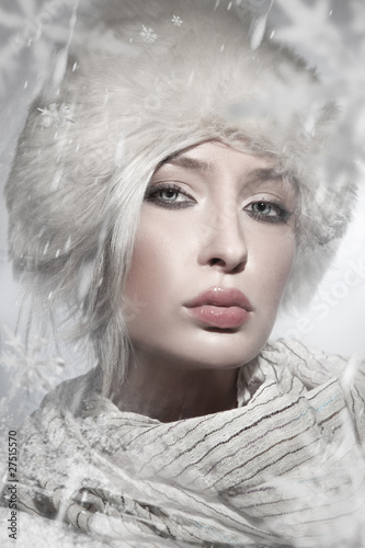 Fototapeta Naklejka Na Ścianę i Meble -  Winter style portrait of a beautiful young lady
