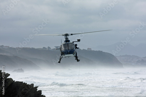 Fototapeta Naklejka Na Ścianę i Meble -  sauvetage en mer par hélicoptère