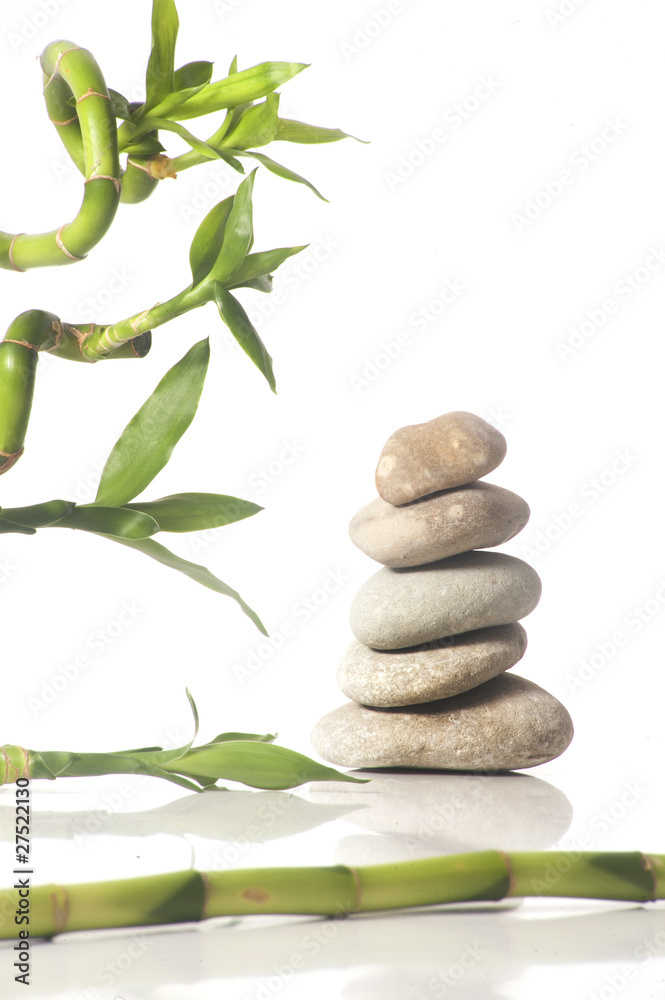 Composition zen avec des galets et bambou Composition zen avec des galets et bambou