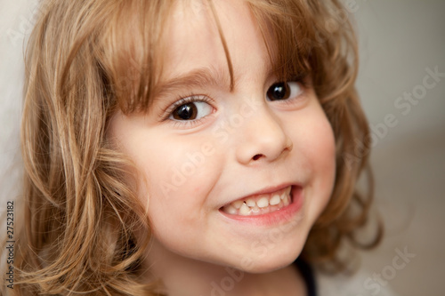 Portrait d'un enfant souriant.