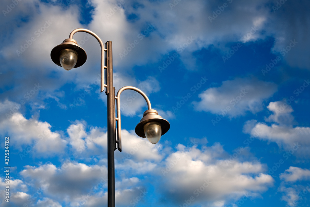 paisaje urbano con farola y cielo paisaje urbano con farola y cielo