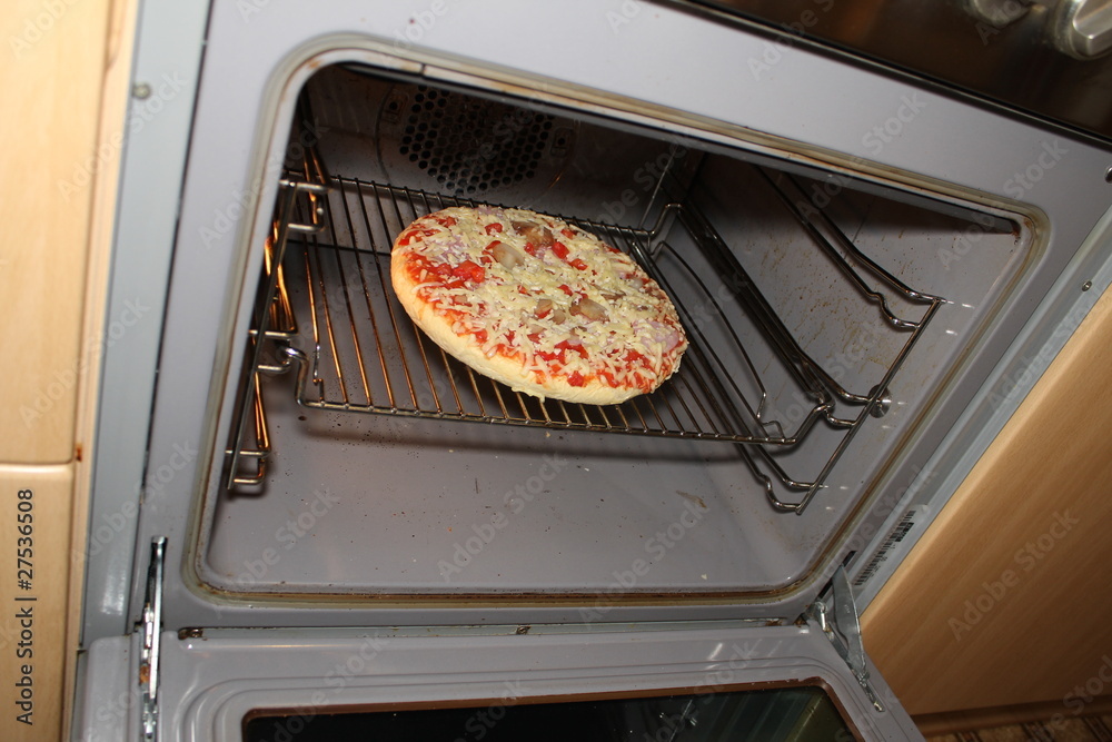 Fertigpizza im Backofen Fertigpizza im Backofen