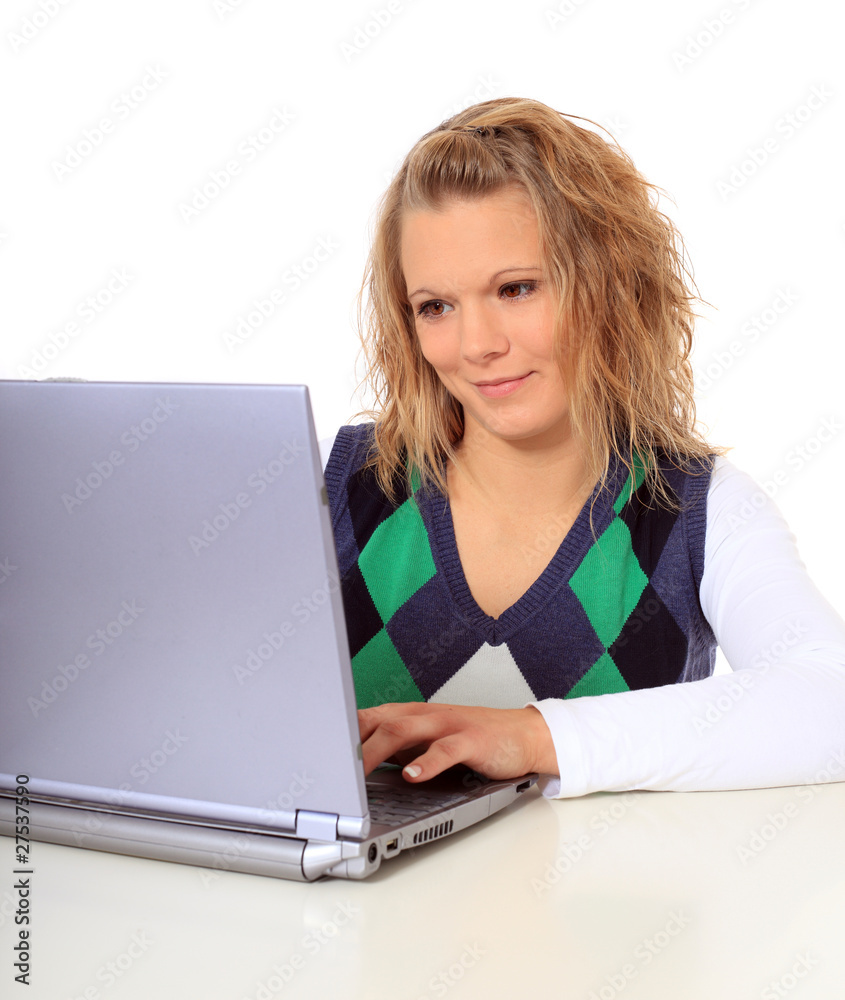 Junge Frau nutzt Notebook Junge Frau nutzt Notebook