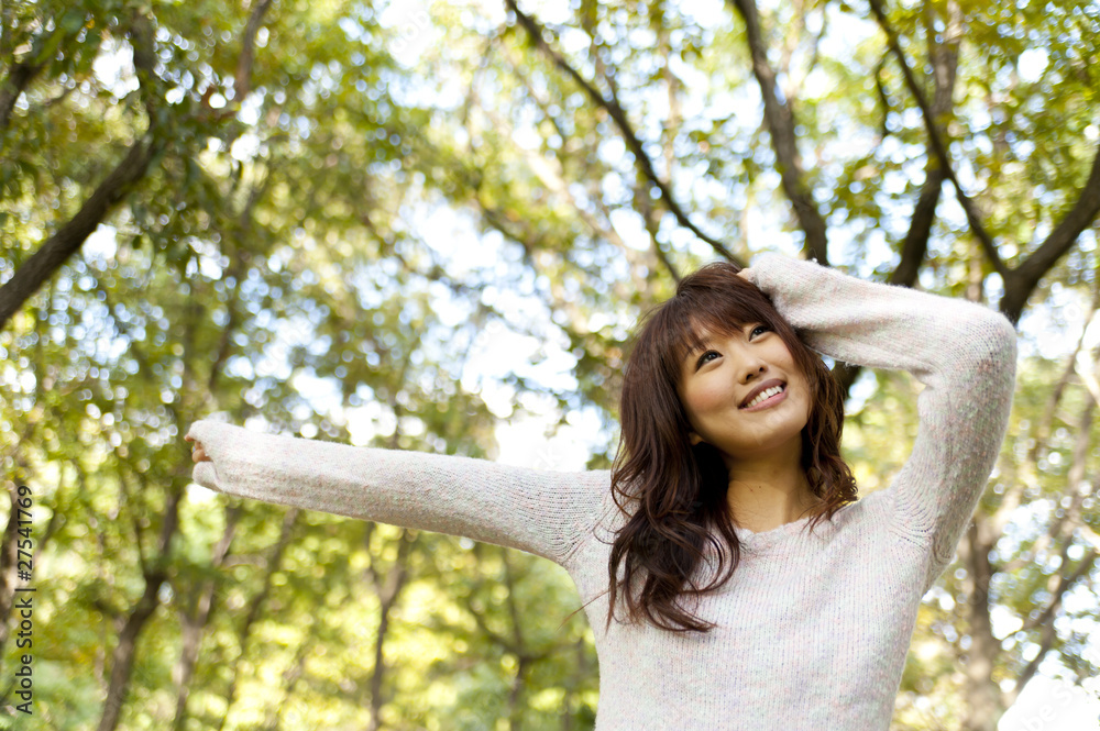 Naklejka premium a portrait of young woman in the forest