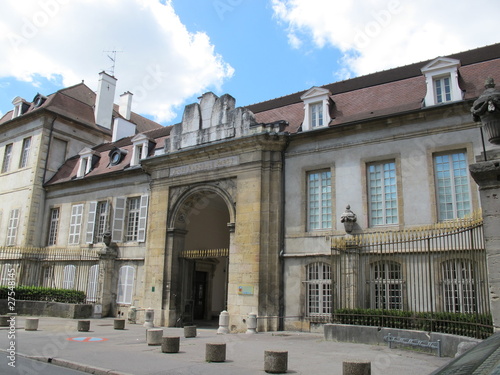 façade d'entée du lycée MP à Dijon