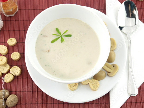 Mushroom creamy soup with crackers