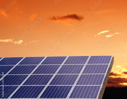 Griglia di pannelli fotovoltaici al tramonto photo