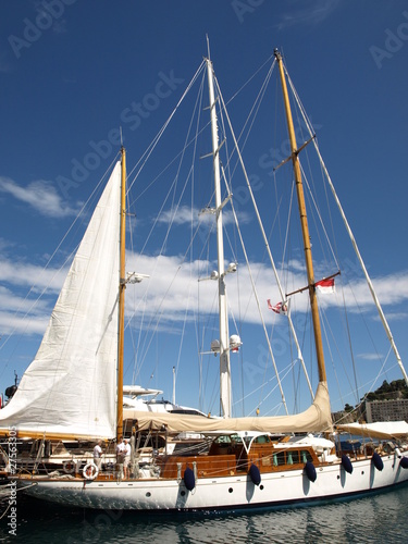 BARCO DE VELAS