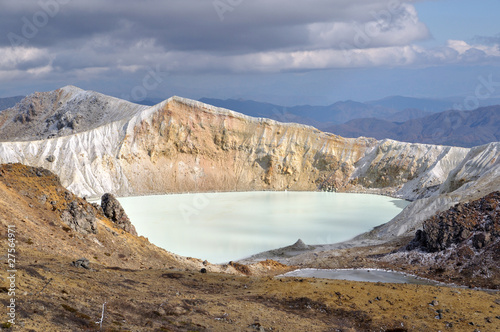 草津白根山の湯釜