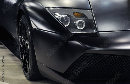 Headlight of a black sports car © Thomas Dutour