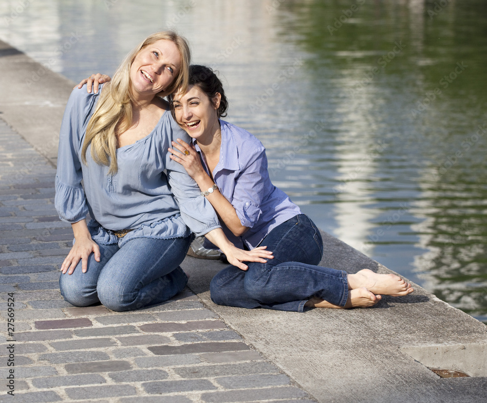 duo d'amies filles s'amusant dehors duo d'amies filles s'amusant dehors