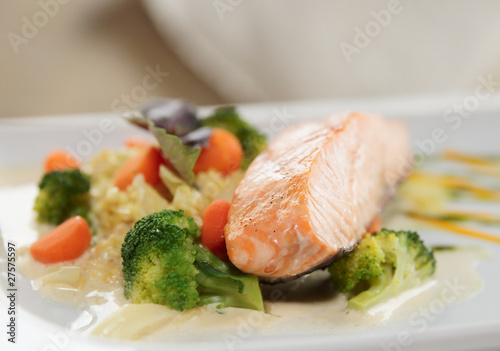 Grilled salmon with vegetables