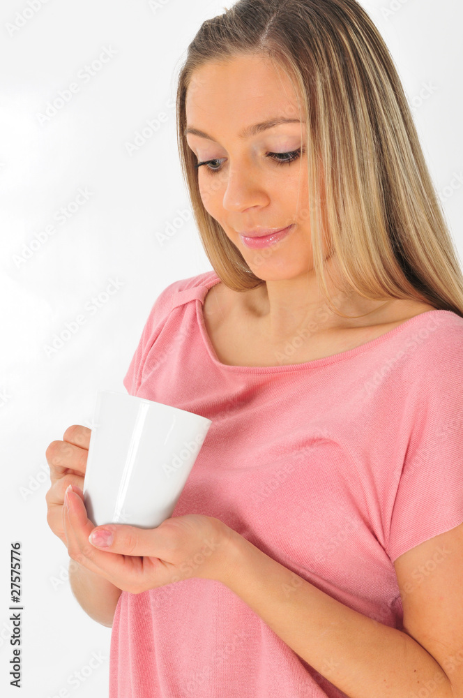 Frau trinkt Kaffee aus einer weißen Tasse Frau trinkt Kaffee aus einer weißen Tasse
