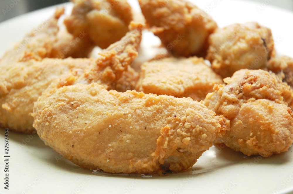 a crispy fried chicken on the plate a crispy fried chicken on the plate