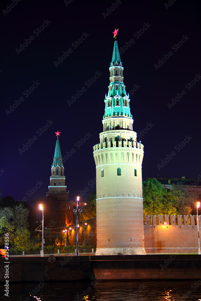 Fototapeta premium kremlin tower at night in Moscow