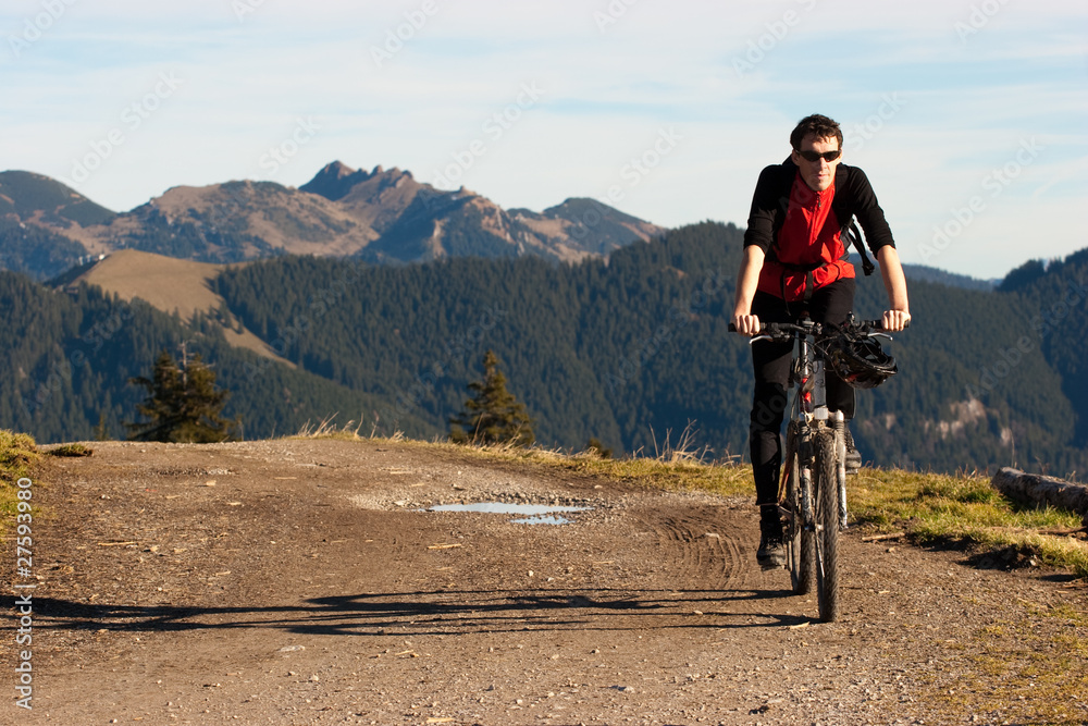 Fototapeta premium Wallberg mit dem Bike