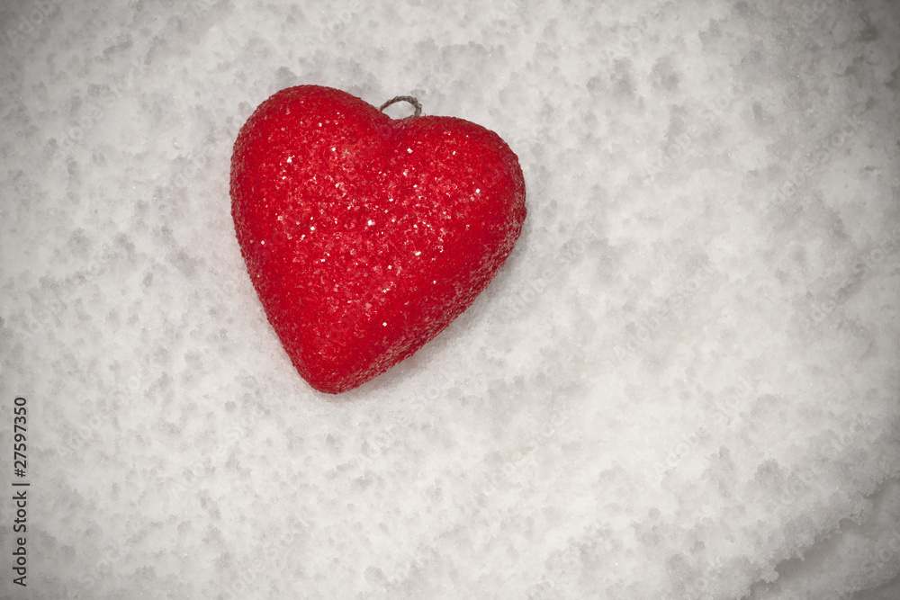 Corazón decorativo sobre nieve