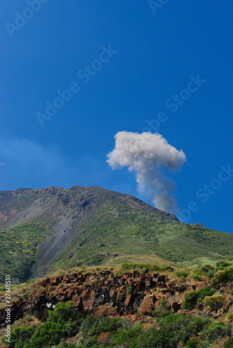 Strombolis volcan explosion photo