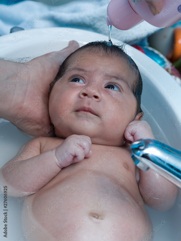 neonato che fa il bagnetto nel lavandino Stock Photo | Adobe Stock