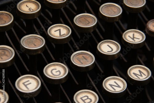 Buchstaben einer alten Schreibmaschine