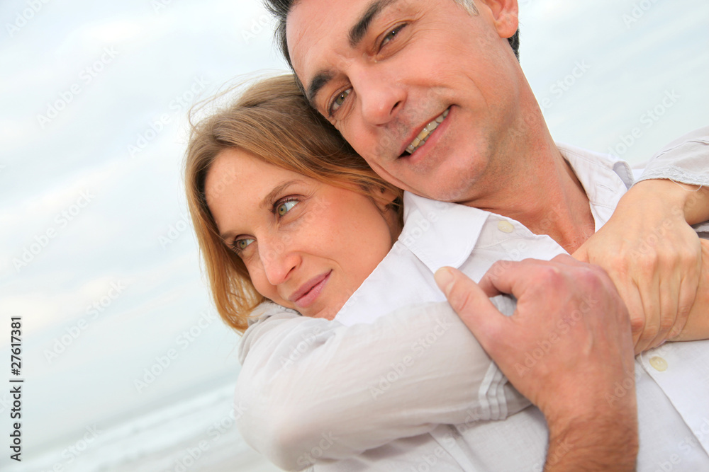 Obraz premium Couple embracing each other at the beach