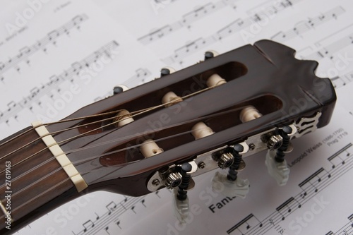 Akustische Gitarre mit Noten