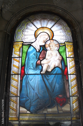 Vierge et l'enfant dans un vitrail, caveau du cimetière de Passy à Paris