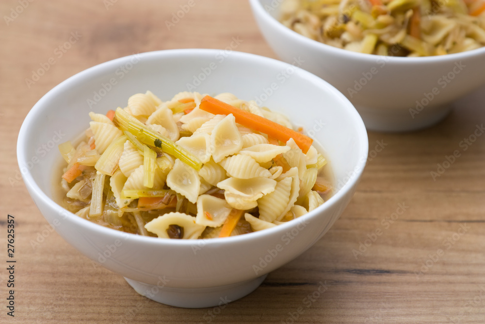 Nudelsuppe mit Gemüse Nudelsuppe mit Gemüse