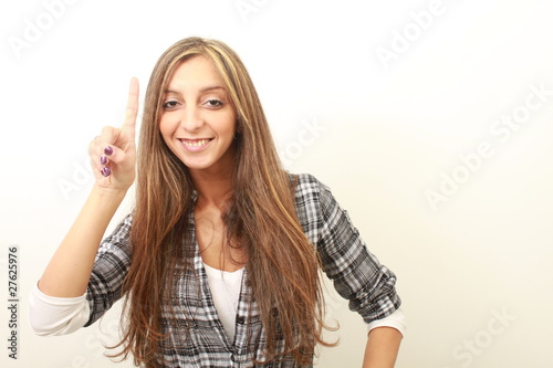Glückliche junge Frau mit Zeigefinger Anmeldung photo